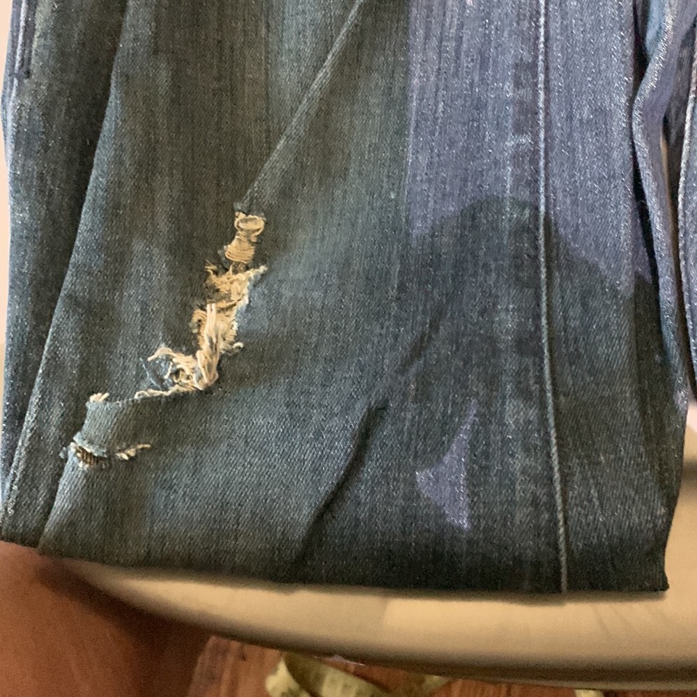 ROCK AND REPUBLIC CUSTOM DISTRESSED JEANS - Picture 5 of 9